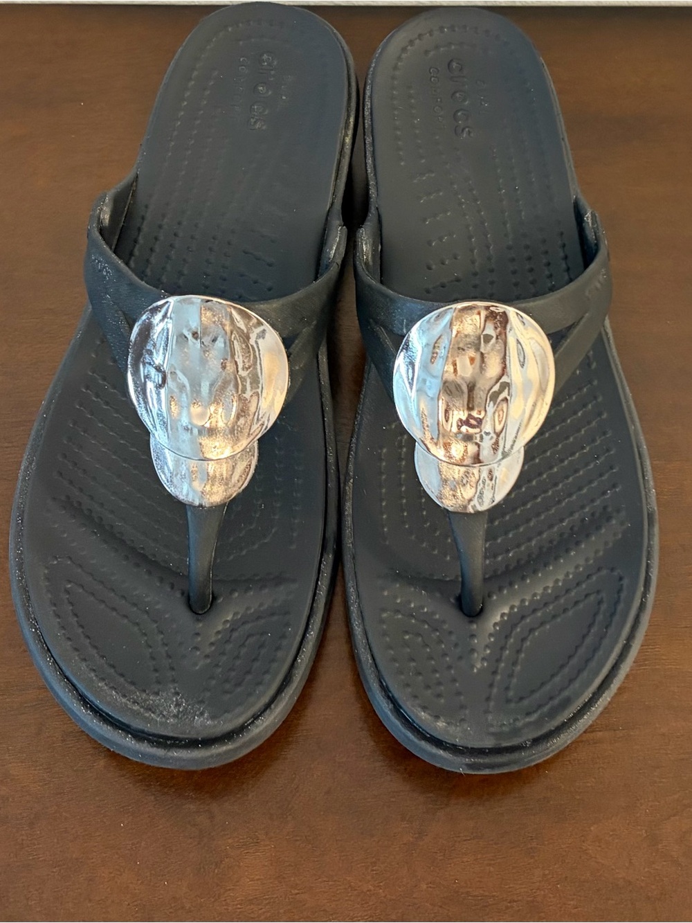 Crocs Sanrah Liquid Women’s Metallic Wedge Sandals Size 8